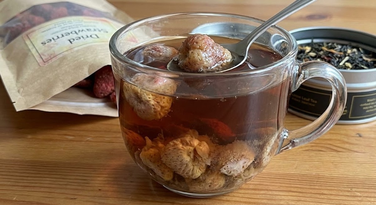 Dried strawberries in tea showing the inclusion problem and flavor degradation