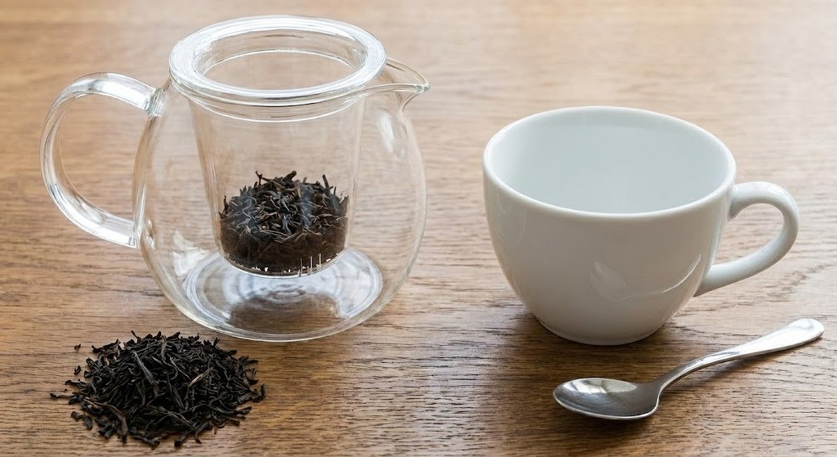 final made product of loose leaf white tea and green tea side by side in a splitscreen effect.
